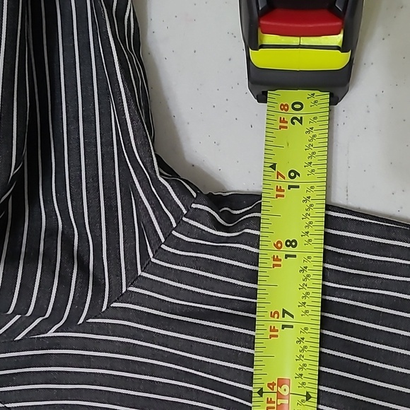 Express Black & White Striped V-neck Button-up Shirt size Medium - Picture 6 of 7